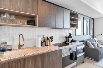 601 NE 1st Ave in Miami, FL - Building Photo - Building Photo