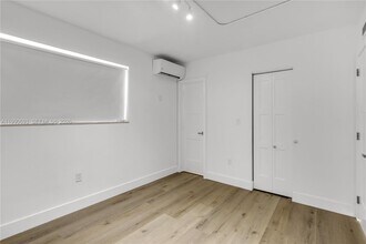 5991 SW 76th St in South Miami, FL - Building Photo - Building Photo