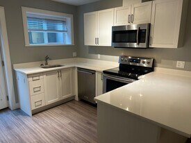 1364 23rd St W in North Vancouver, BC - Building Photo