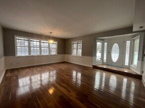 1009 61st St in La Grange Highlands, IL - Building Photo - Building Photo