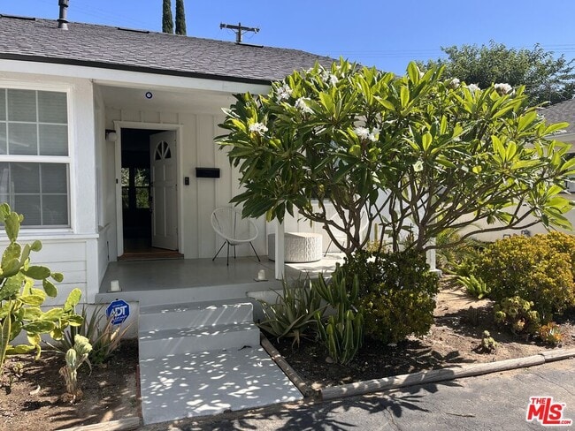 19917 Stagg St in Los Angeles, CA - Building Photo - Building Photo