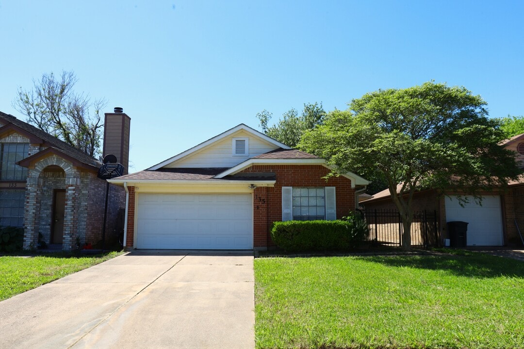 135 Cotton Dr in Lake Jackson, TX - Building Photo