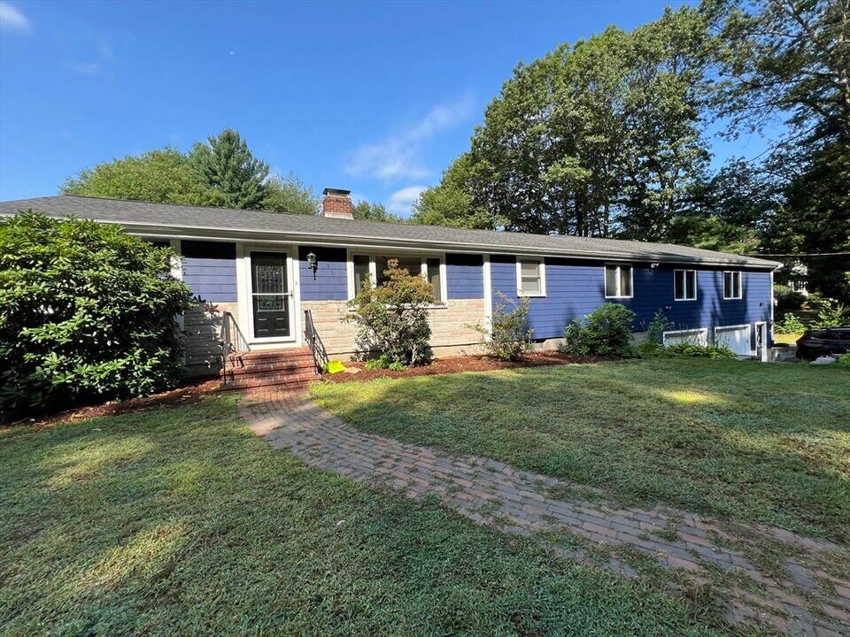 302 Old Post Rd in Sharon, MA - Building Photo