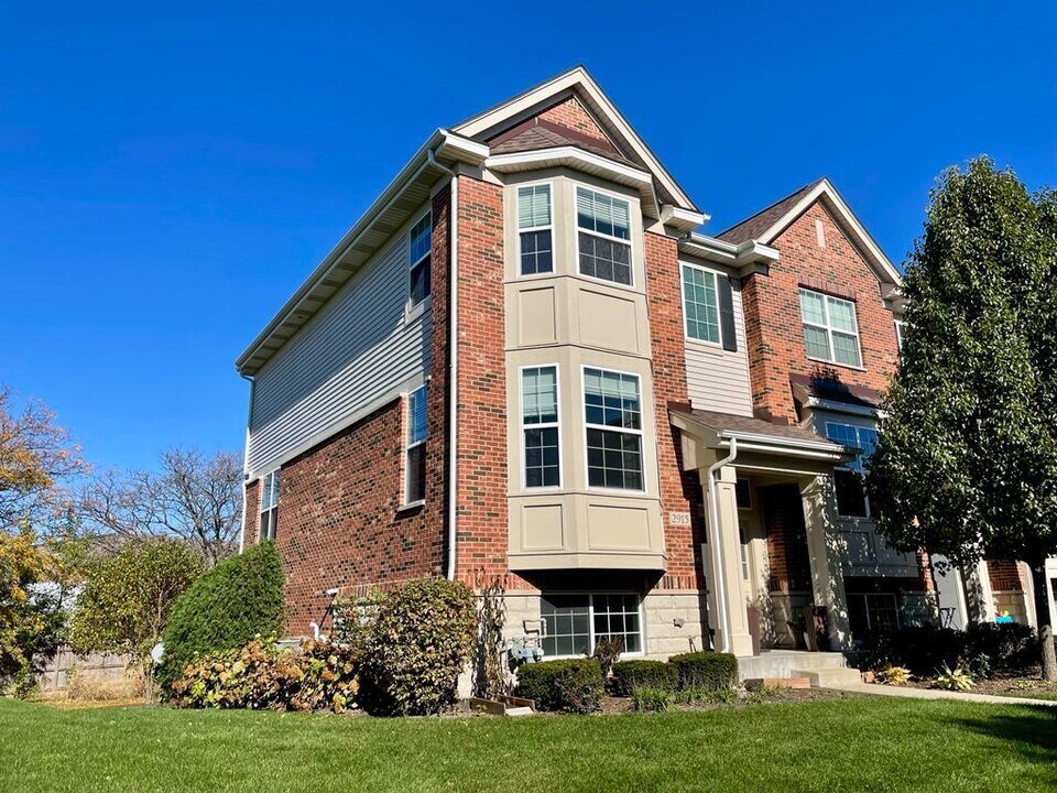 2915 Henley Ln in Naperville, IL - Building Photo