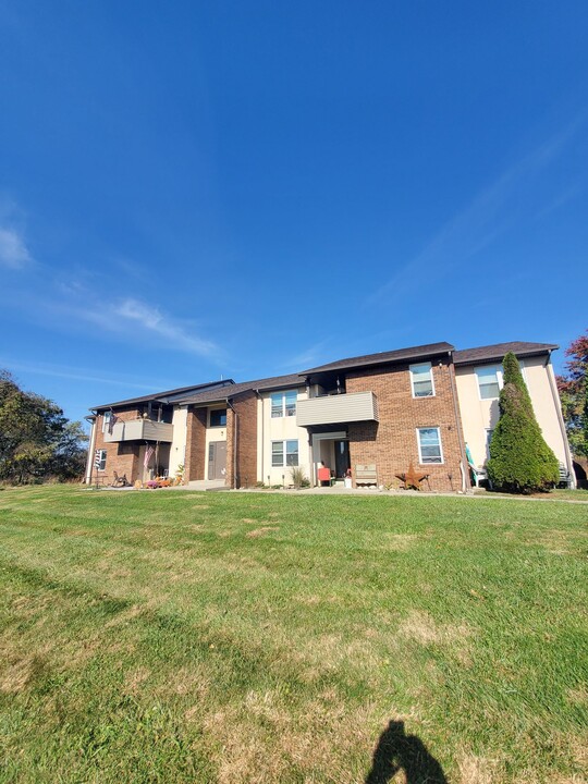 MeadowBrook Apartments in Hebron, OH - Building Photo