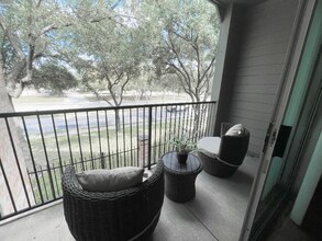 10777 Richmond Ave.-Unit -313 in Houston, TX - Foto de edificio - Building Photo