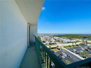 9900 S Ocean Dr in Jensen Beach, FL - Building Photo - Building Photo