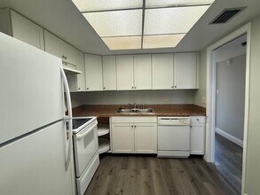 2050 Oleander Blvd in Fort Pierce, FL - Foto de edificio - Building Photo