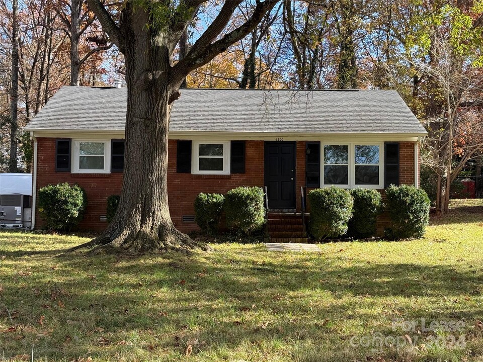 1200 Lynhurst Dr in Gastonia, NC - Foto de edificio