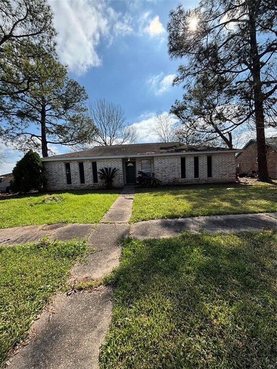 15903 Bunker Ridge Rd in Houston, TX - Building Photo