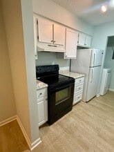 30 Mathews Dr in Hilton Head Island, SC - Building Photo - Building Photo