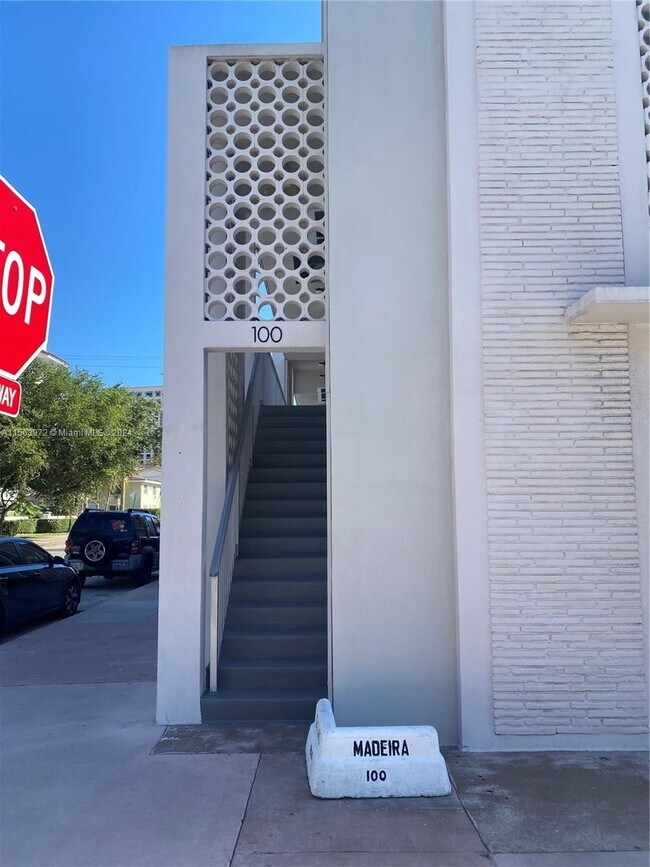 100 Madeira Ave, Unit 5 in Coral Gables, FL - Building Photo - Building Photo
