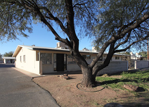 Park Plaza Apartments in Tucson, AZ - Building Photo - Building Photo