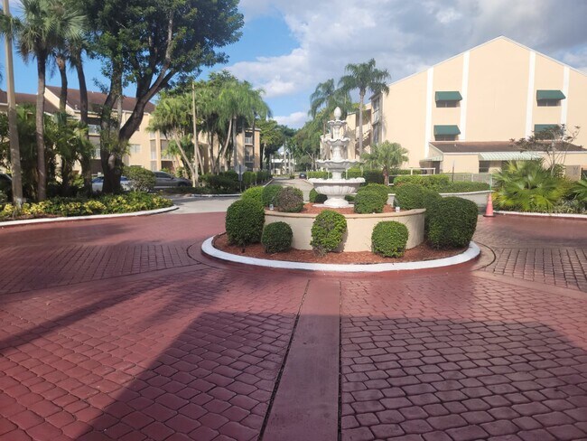 15285 SW 107th Ln, Unit 208 in Miami, FL - Building Photo - Building Photo