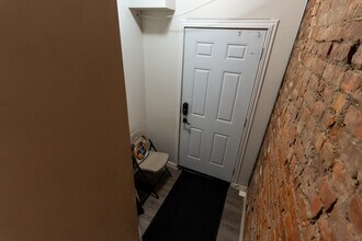 210 Wilson St in Hamilton, ON - Building Photo - Building Photo