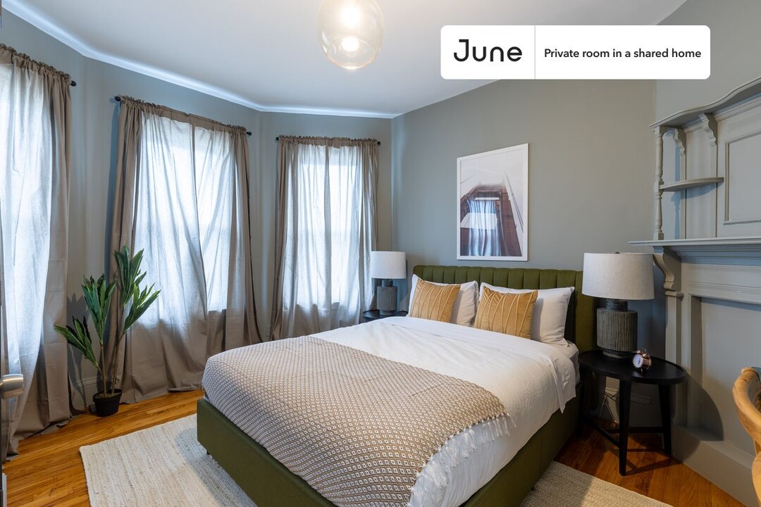 Private bedroom in 4 bed/1 bath Home in Boston, MA - Building Photo