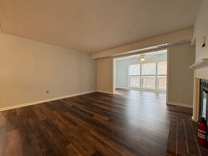 7670 Willow Point Dr in Falls Church, VA - Foto de edificio - Building Photo