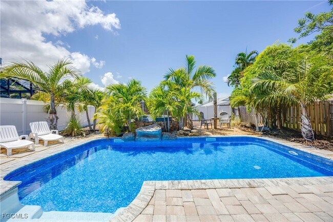 668 94th Ave N in Naples, FL - Foto de edificio - Building Photo