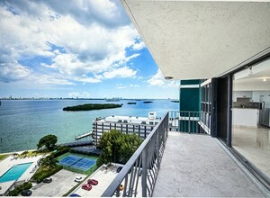 680 NE 64th St in Miami, FL - Foto de edificio - Building Photo