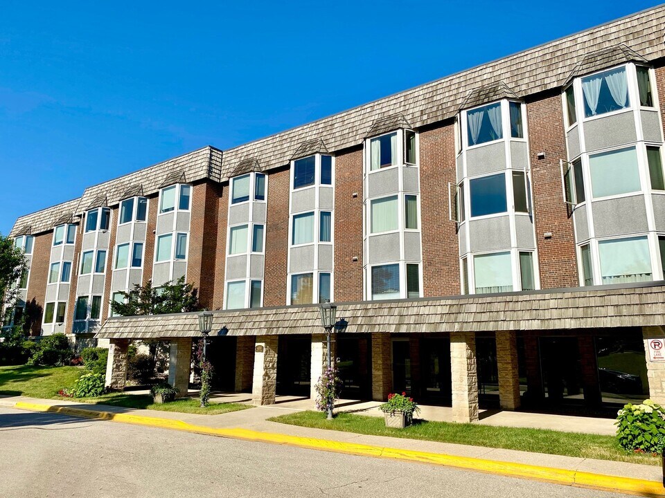 400 Thames Pkwy in Park Ridge, IL - Building Photo