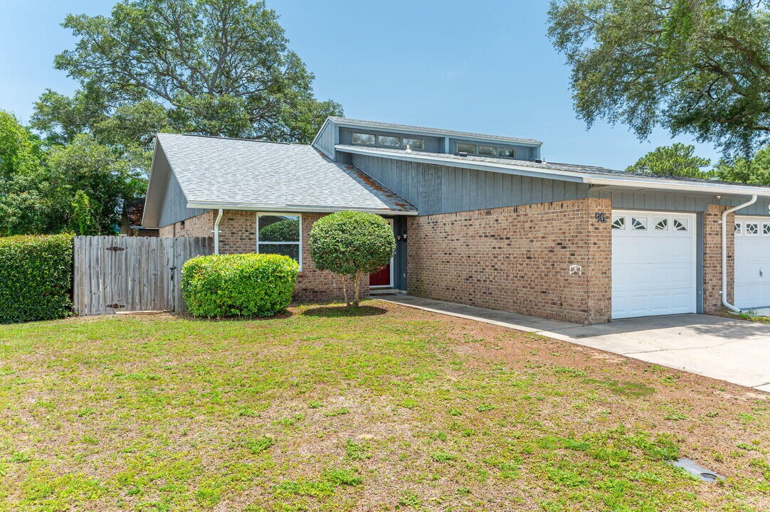 96 Catamaran Ln in Shalimar, FL - Building Photo