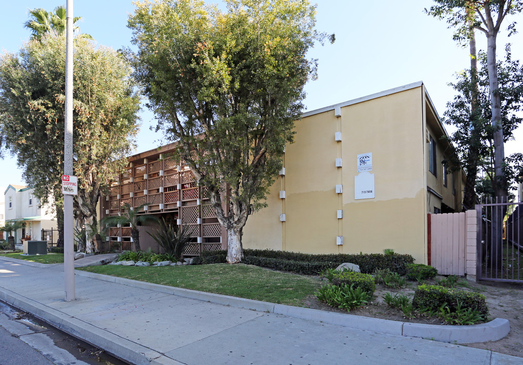 Hana Bosho Apartments in Santa Ana, CA - Building Photo