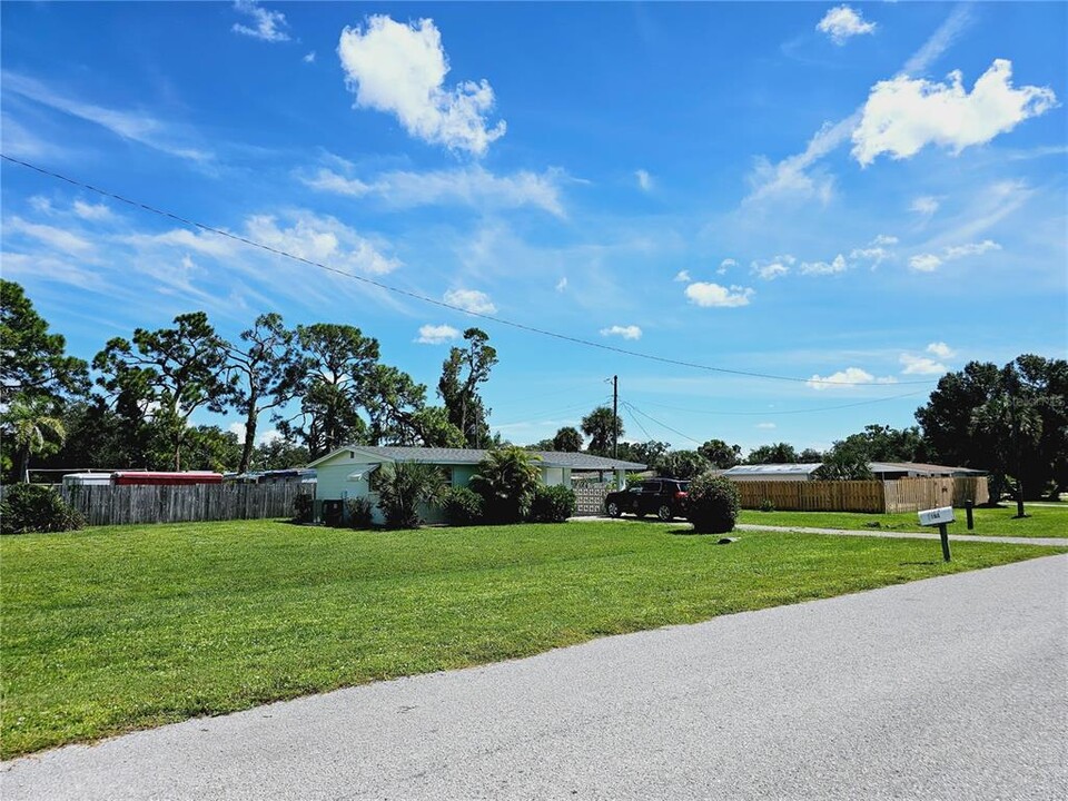 101 Sylvania Ave in Englewood, FL - Building Photo