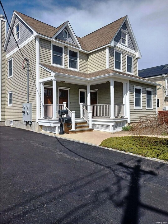 57 Prospect St in Babylon, NY - Building Photo