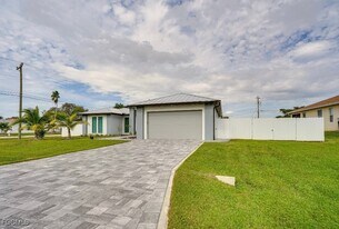 117 SE 4th St in Cape Coral, FL - Building Photo
