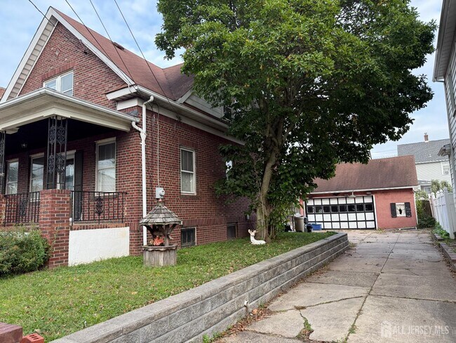 90 Pershing Ave in Carteret, NJ - Building Photo - Building Photo