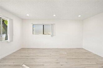 10431 Hayvenhurst Ave in Los Angeles, CA - Building Photo - Building Photo