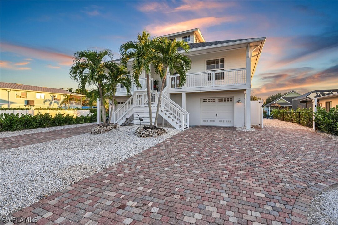 2736 Gulfview Dr in Naples, FL - Building Photo