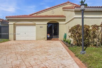 561 SW 87th Ct in Miami, FL - Building Photo - Building Photo