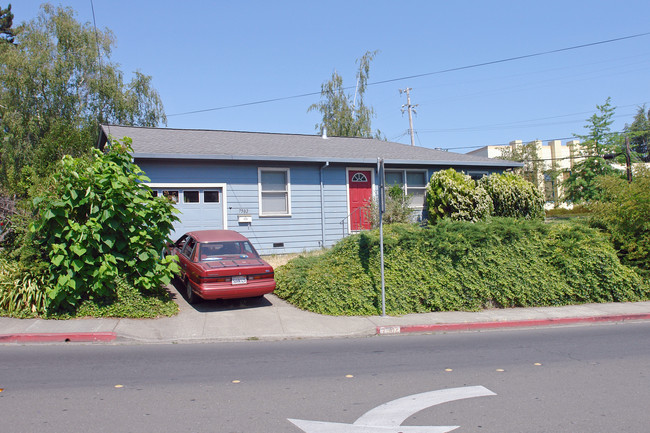 7502 Bodega Ave in Sebastopol, CA - Building Photo - Building Photo