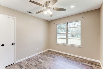 305 Yaupon St in Sweeny, TX - Building Photo - Building Photo