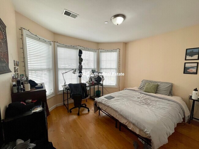 207 Hillside St, Unit 2 in Boston, MA - Foto de edificio - Building Photo