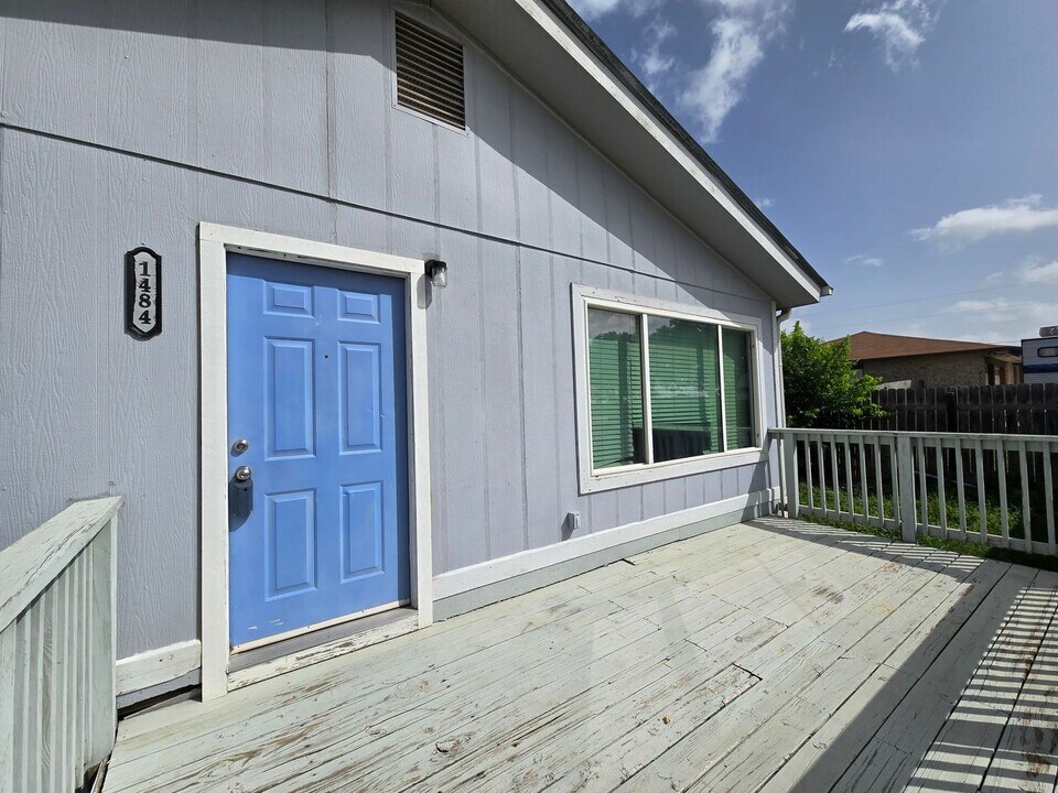 1484 W Klein Rd in New Braunfels, TX - Building Photo