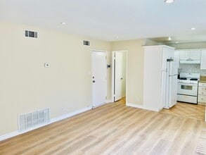 2104 Raymond Ave in Altadena, CA - Foto de edificio - Building Photo