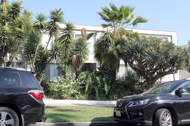 1540 N Laurel Apartments in West Hollywood, CA - Foto de edificio - Building Photo