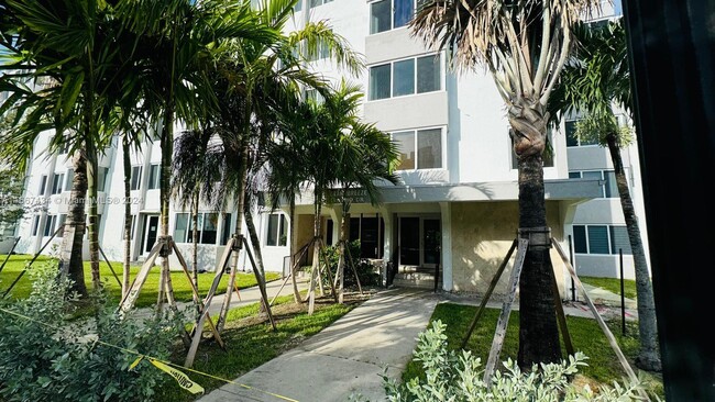 250 180th Dr, Unit 304 in Sunny Isles Beach, FL - Building Photo - Building Photo