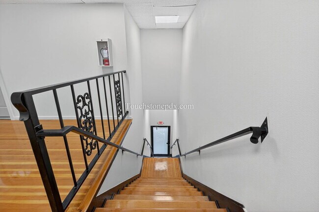 4938 SE Foster Rd in Portland, OR - Foto de edificio - Building Photo