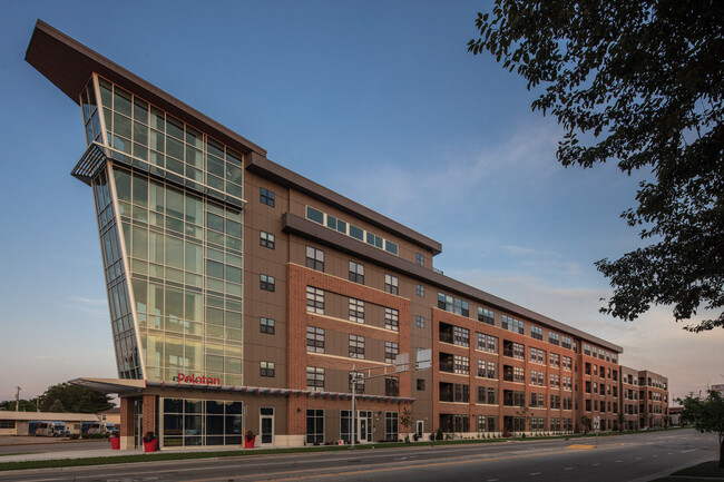 Peloton Residences in Madison, WI - Foto de edificio - Building Photo