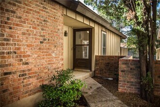 1423 W Braker Ln in Austin, TX - Building Photo - Building Photo