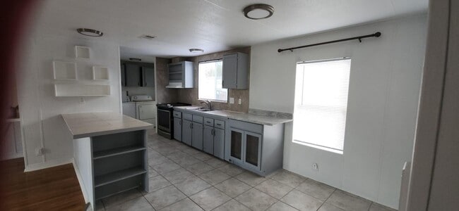 11931 Watergate Cir
