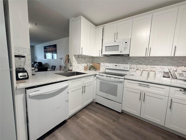 1800 SW 81st Ave in North Lauderdale, FL - Building Photo - Building Photo