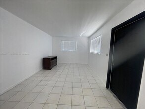 3960 SW 68th Ave in Miami, FL - Building Photo - Building Photo