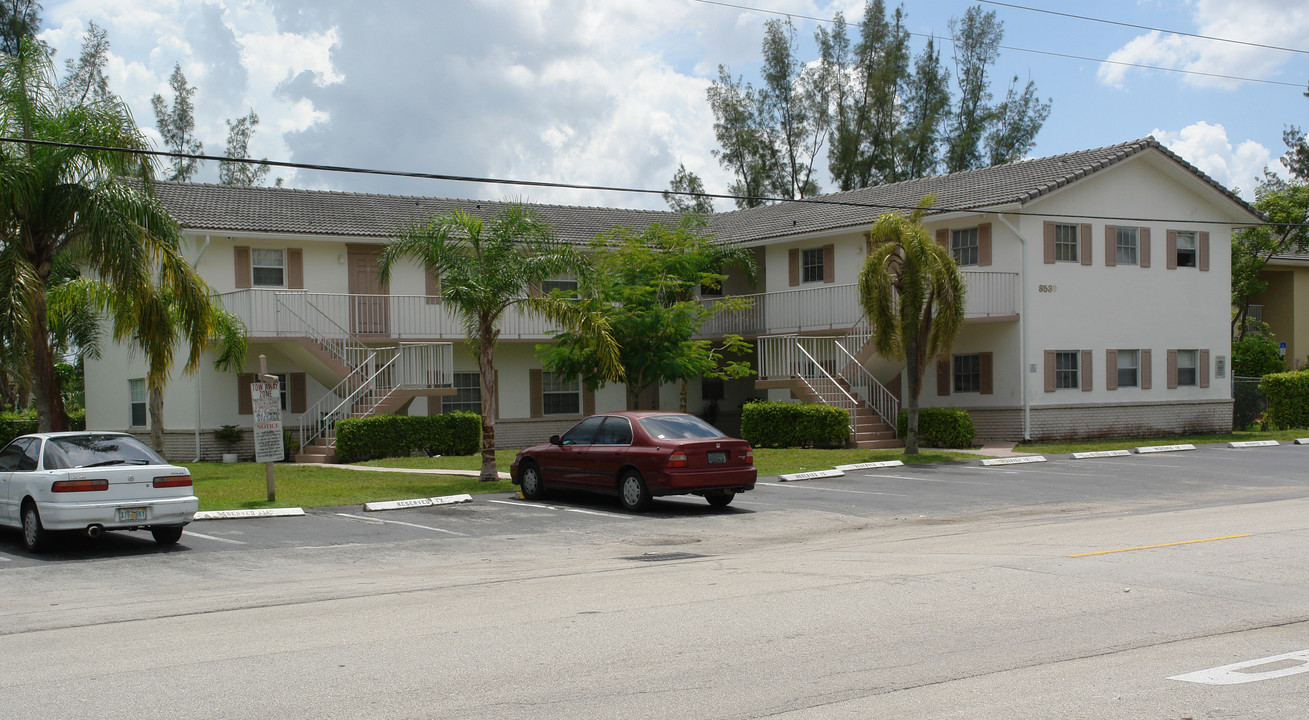 8530 NW 40th St in Coral Springs, FL - Building Photo