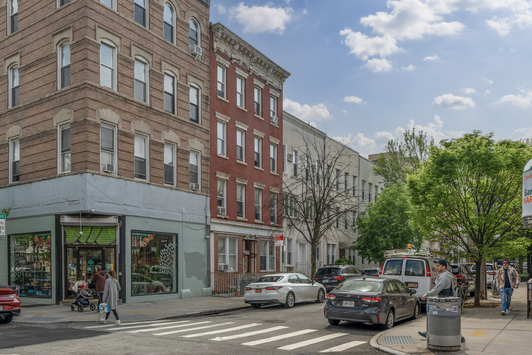 68 Diamond St in Brooklyn, NY - Foto de edificio