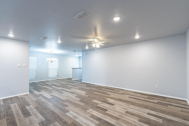 1104 N Englewood Ave in Lubbock, TX - Building Photo - Building Photo