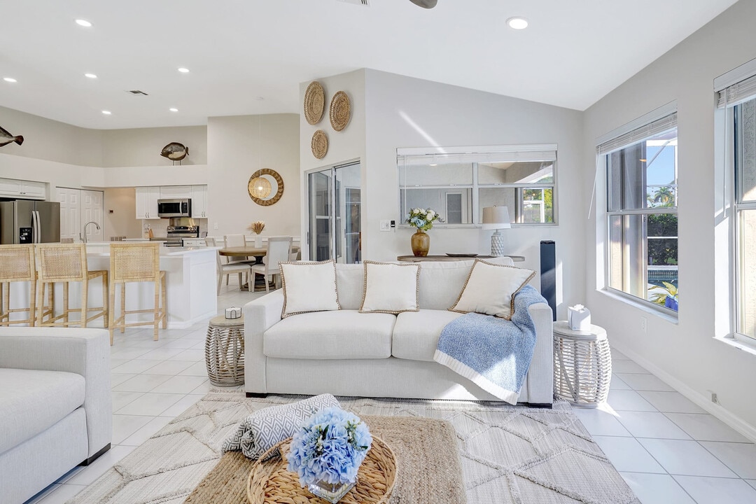 6726 Sloane Pl in Naples, FL - Building Photo